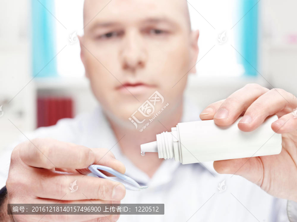 男子清潔隱形眼鏡在家里