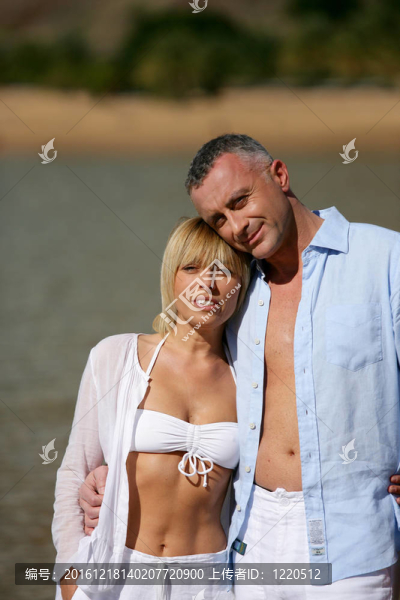 夫婦在海灘散步