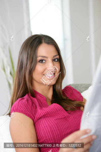 女人看報紙的肖像