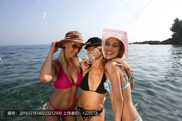 三個美麗女人在海上沐浴的畫像