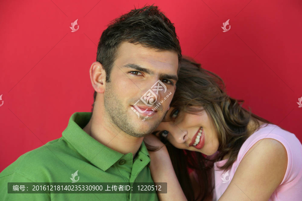 女友倚在男朋友肩上