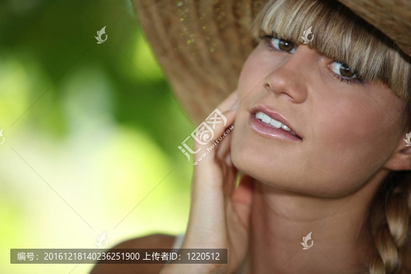 戴草帽的女人特寫
