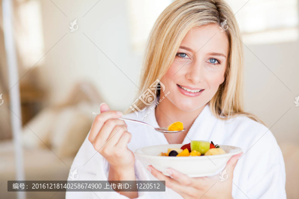 可愛的年輕女人吃健康早餐