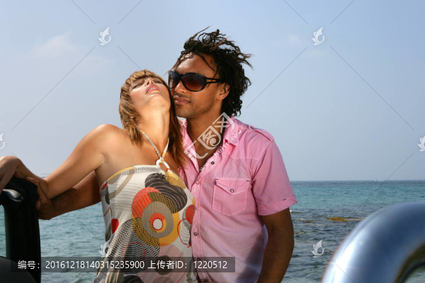 夫婦站在敞篷在海灘上