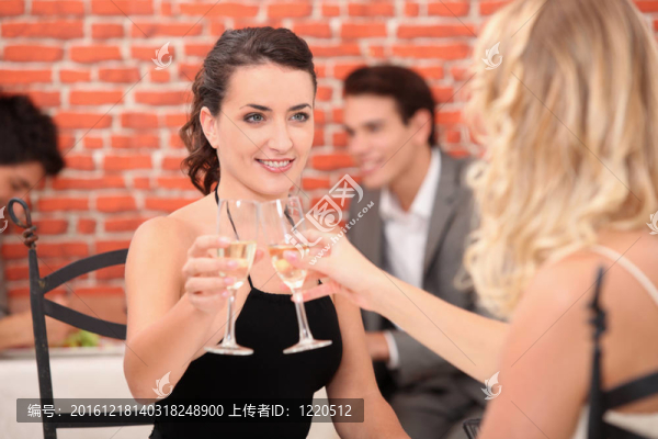 兩個(gè)年輕的女人喝香檳