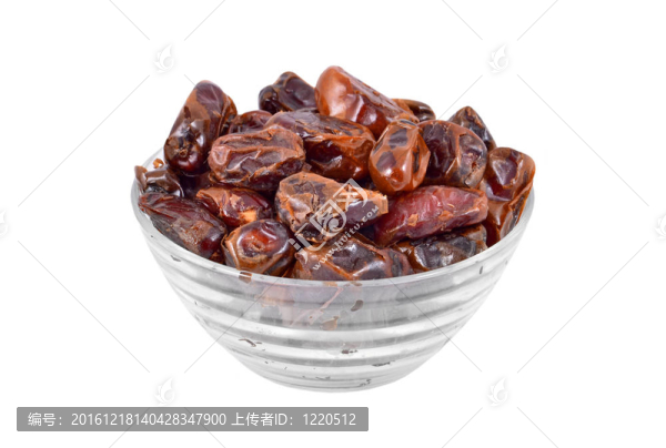 美味的干棗水果在玻璃碗；孤立的白色