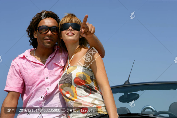 夫婦站在汽車試圖找到目的地
