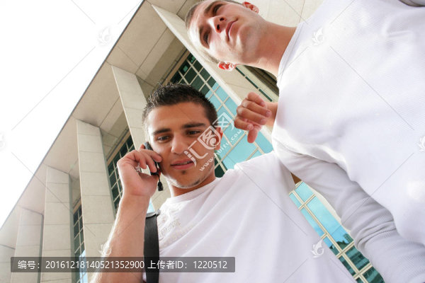 兩個十幾歲的男孩在建筑物附近