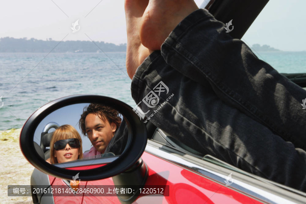 夫婦坐在海灘上的汽車