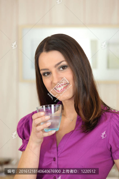 迷人的女人喝一杯水