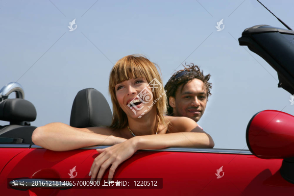 騎敞篷車的女人