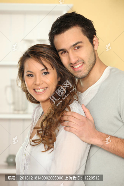 微笑的年輕夫婦