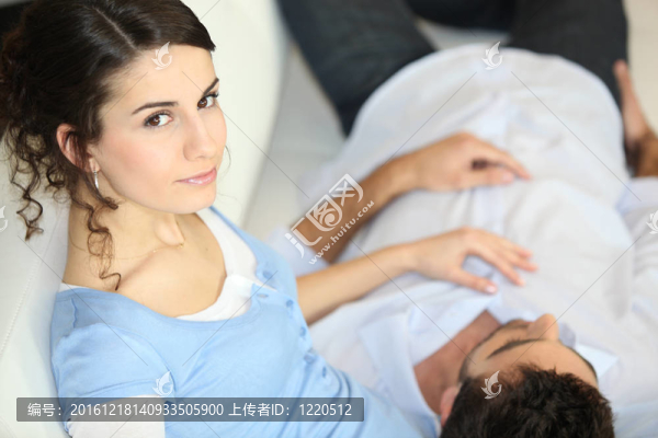 夫婦在沙發(fā)上