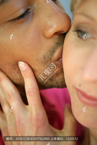 一個男人親吻他的妻子