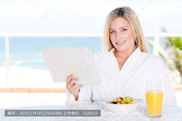 早餐桌上的年輕漂亮女人