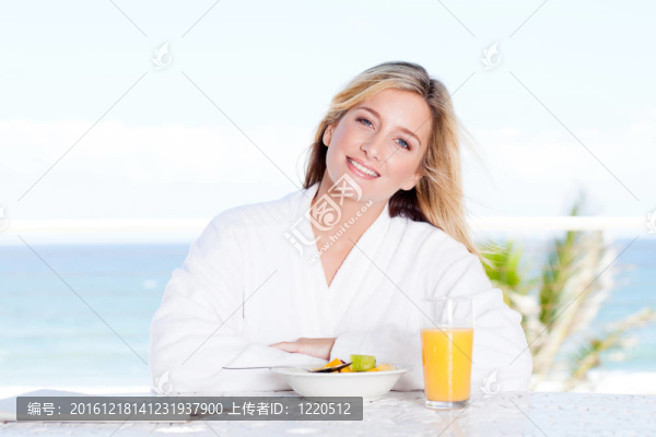 在早餐桌上快活的年輕女人