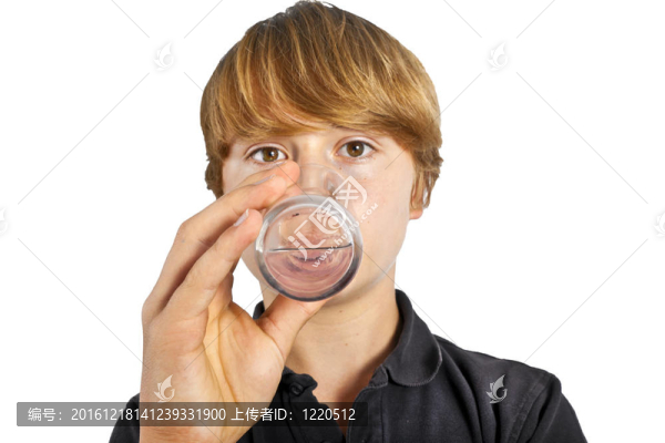 男孩從杯子里喝水