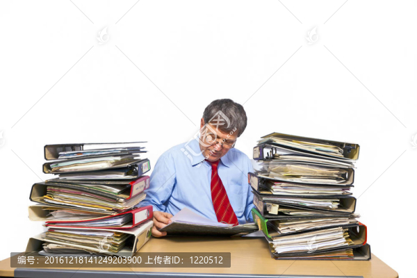 男子研究文件夾在他的辦公桌上的文件