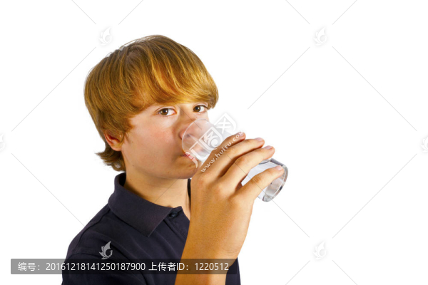 男孩從杯子里喝水