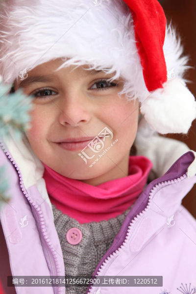 戴Santa帽子的小女孩