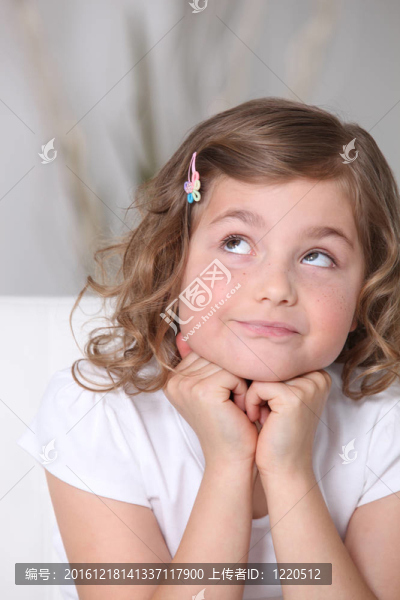 可愛的小女孩抬頭