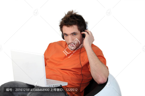 年輕人通過筆記本聽音樂