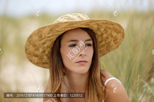 沙丘中的女人