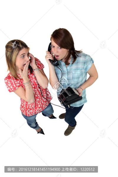 女孩煲電話粥