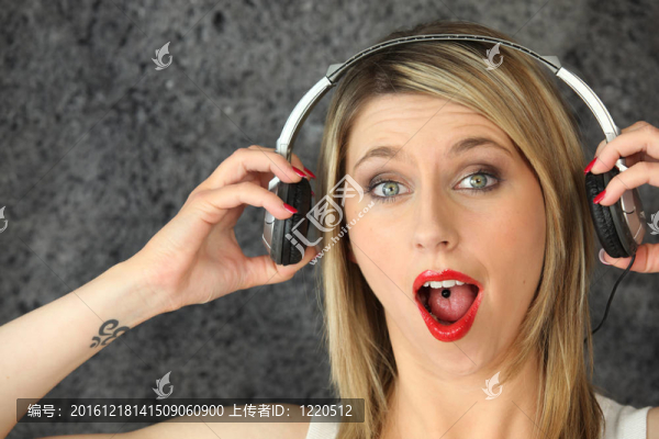 驚訝的女人聽音樂