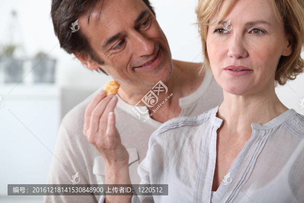 廚房里的女人手里拿著食物看著她