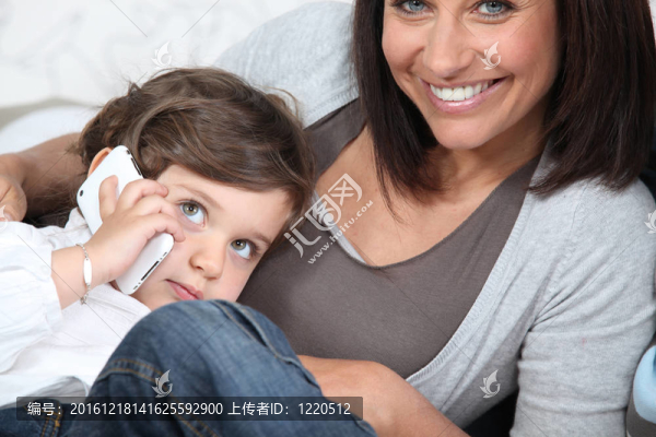 女人花時(shí)間和孩子在一起