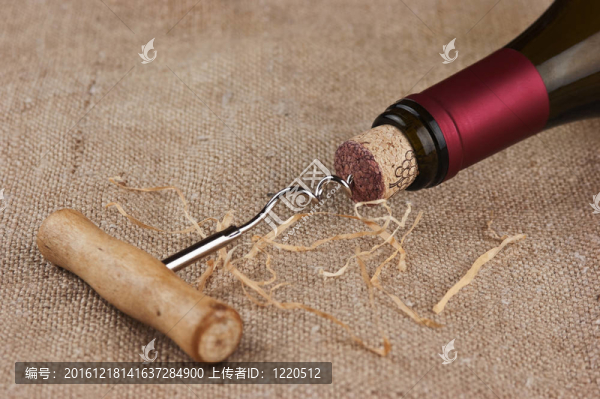 酒瓶和螺旋形的畫布上