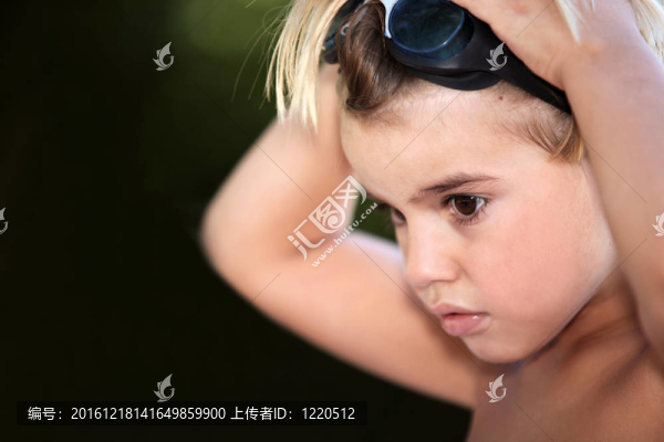 戴著游泳眼鏡的小男孩