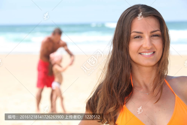 海灘上的父母和孩子