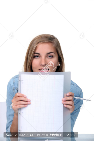 金發(fā)少年拿著一張白紙