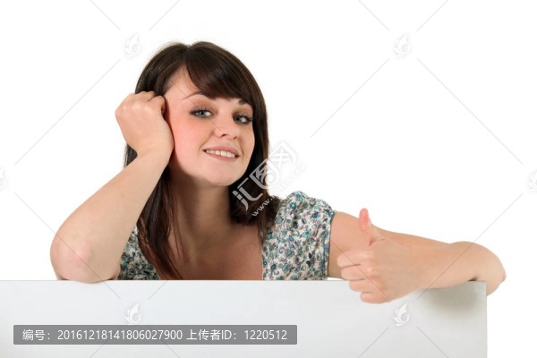年輕女子豎起大拇指