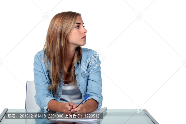 女孩在桌上
