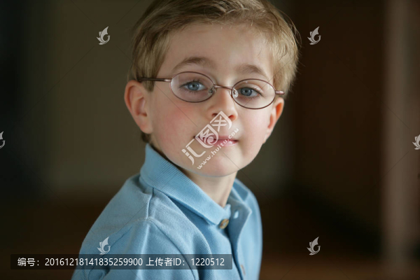 戴眼鏡的男孩