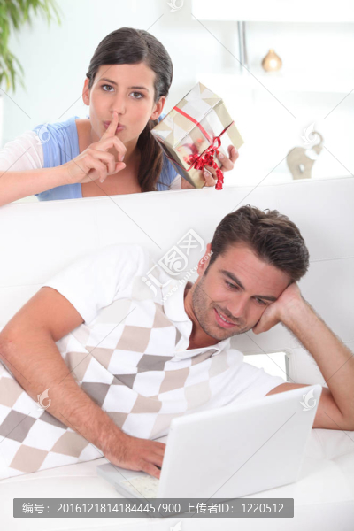 驚喜男友帶禮物