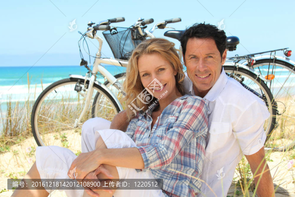 夫婦在海灘上騎自行車