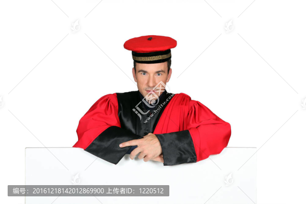 法官看著我們。