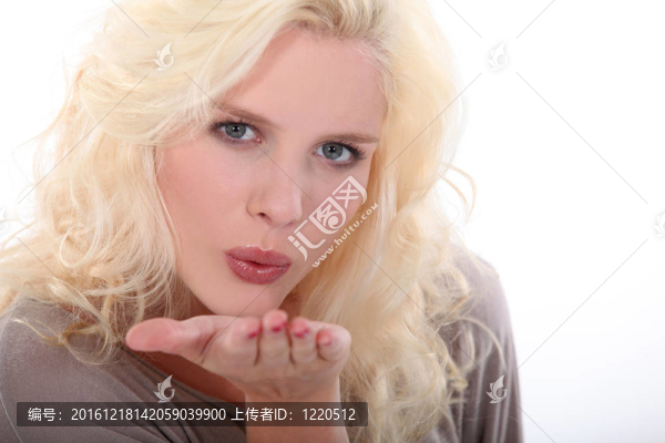 金發(fā)女子吹吻