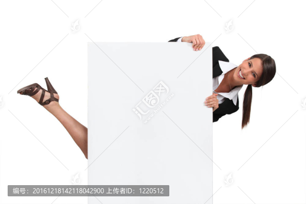 躲在空白板后面的女人