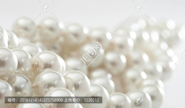 白色珍珠項(xiàng)鏈
