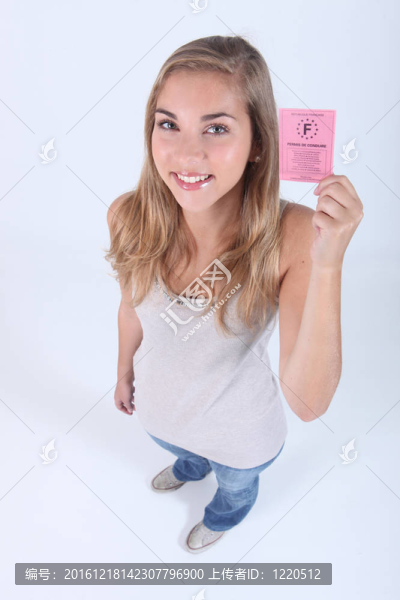 年輕婦女展示她的新駕駛執(zhí)照（法語）