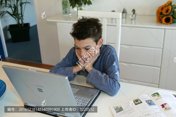 使用筆記本電腦的男孩