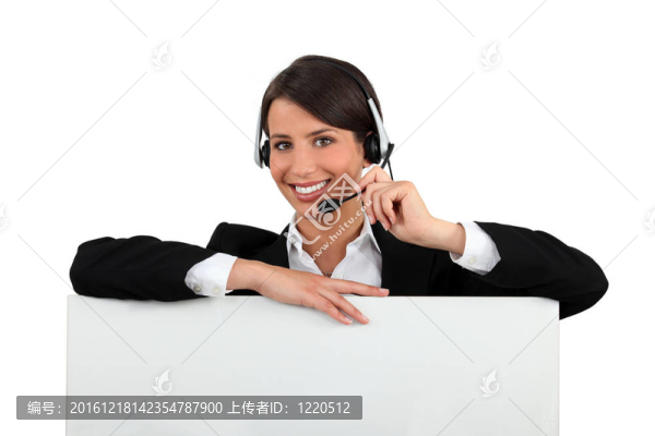 帶耳機(jī)和板的女人留言留下空白