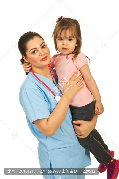 快樂的醫(yī)生女人抱著蹣跚學步的孩子