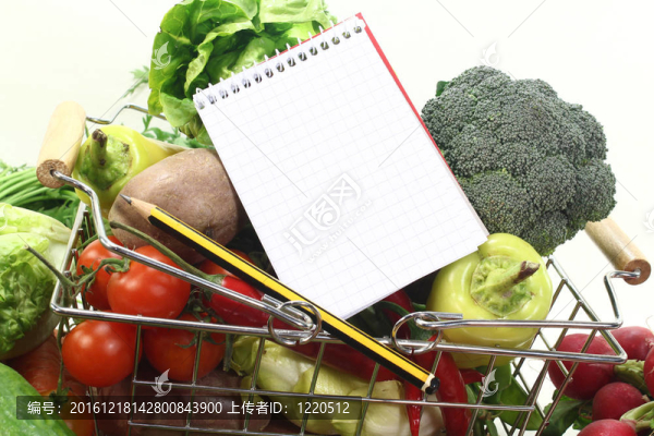 購(gòu)物清單用鉛筆；籃子和新鮮蔬菜