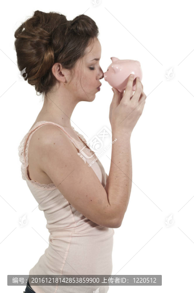 抱著小豬存錢罐的女人
